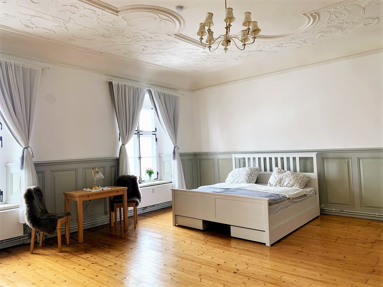 Schlafzimmer mit King-Size Bett (180 x 200 cm) und 3 großen Fernstern